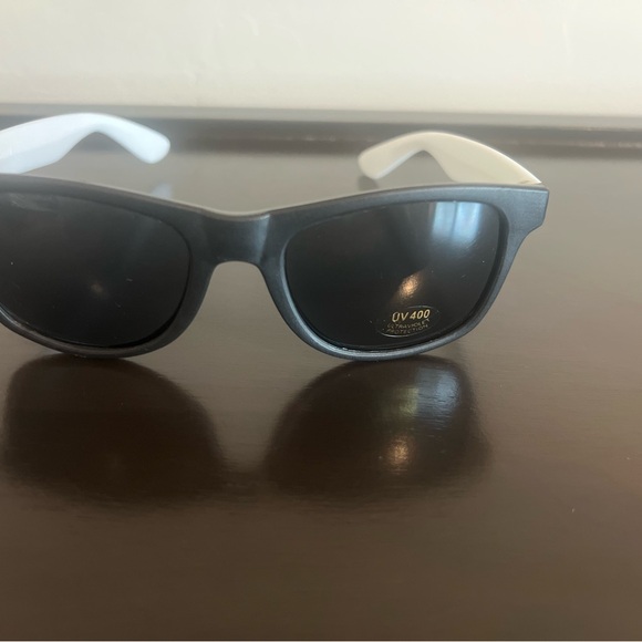 Black and white sunglasses. Pack of 7. Each one individually wrapped. NWT. - Picture 3 of 6
